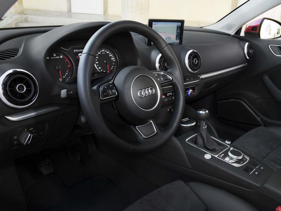 Интерьер Audi A3 Sedan 1.8 T S-Line (8V) 2013 года  (WW) (фото 4 из 16)